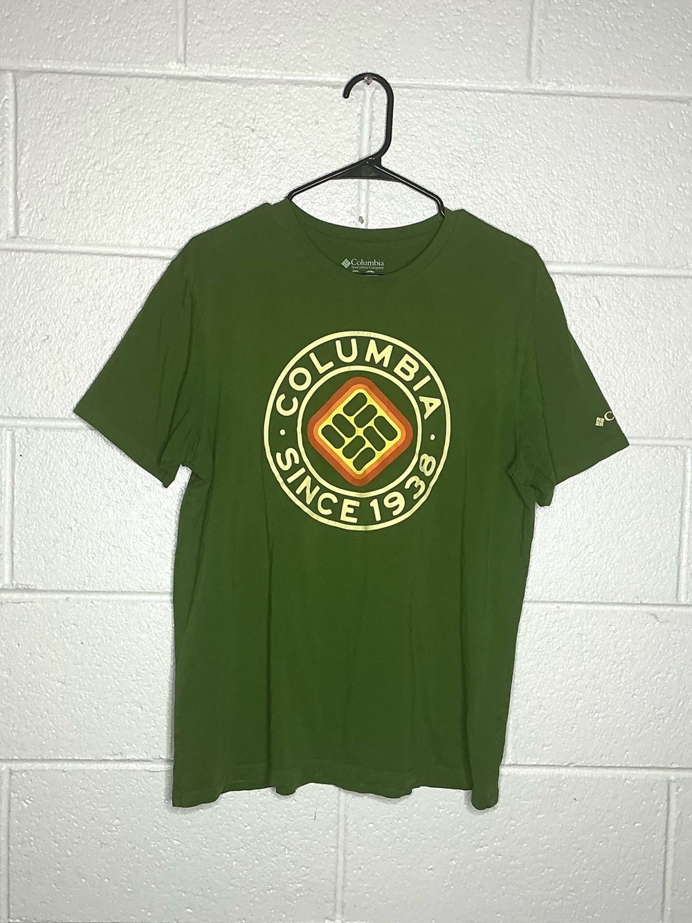 < Columbia Sportswear Green Circle Logo Men’s T-Shirt Size Large > - Picture 1 of 3